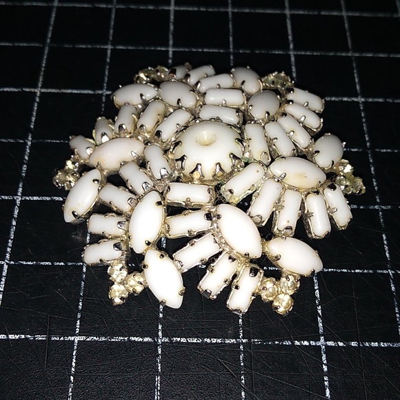 Vintage Continental Brooch White Milk Glass Stones & Rhinestones, Gold T… - Picture 4 of 7